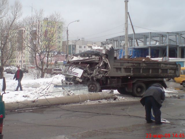 Столб зацепил=))